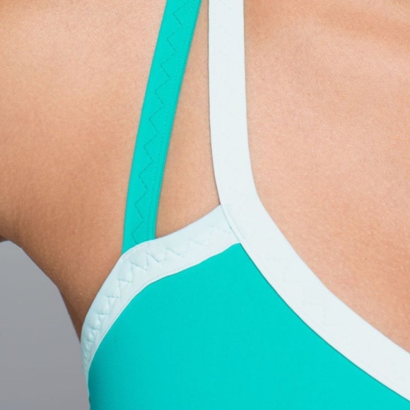 Lululemon Water Bound Bra
Blue Tropics / Aquamarine Size 6 - Picture 4 of 13